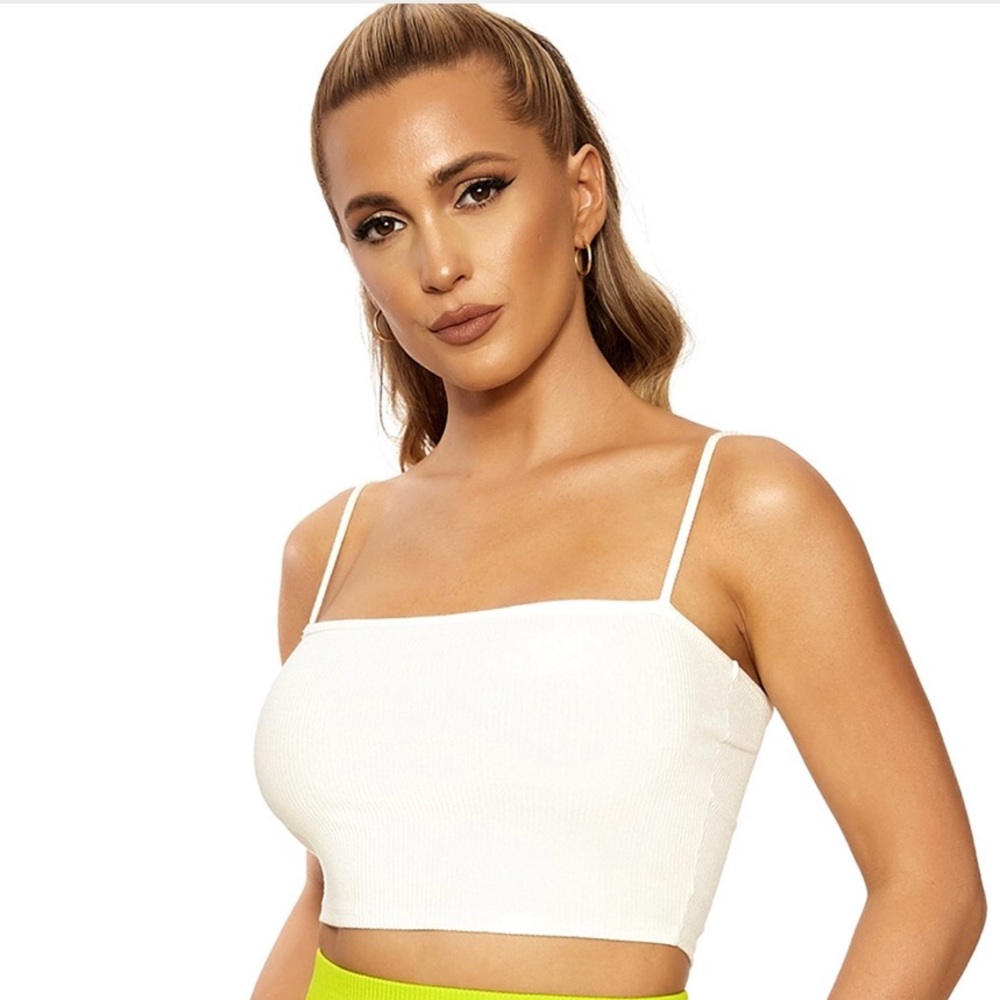 STRAIGHT SNATCHED CROP TOP